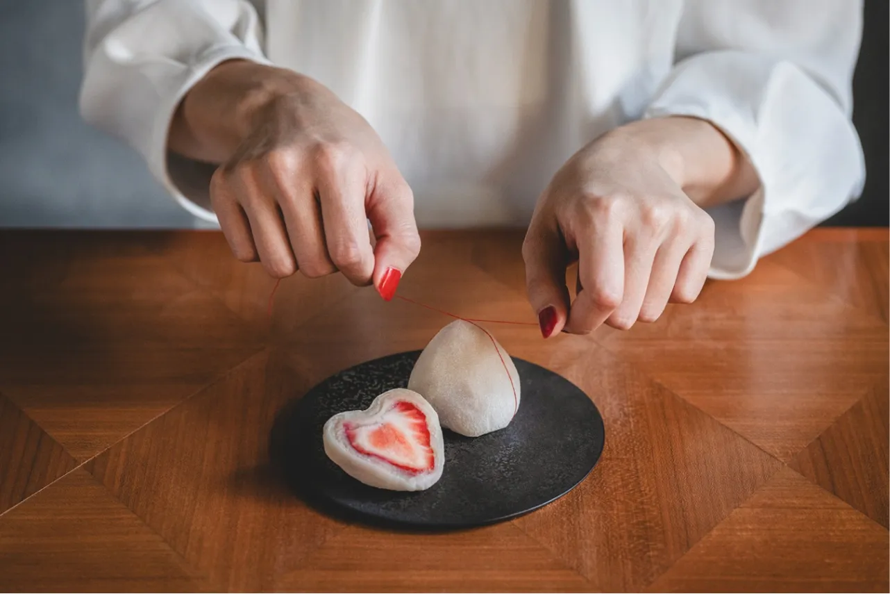▲専用の餅切り糸でカットすることで、美しい断面もあわせて楽しめる「フルーツ大福」。