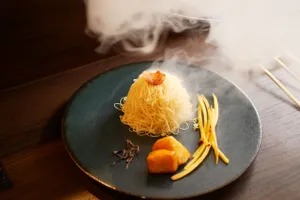 スモークに包まれて「生搾り芋モンブラン」登場！「銀座 芋山」はライブ感がすごい