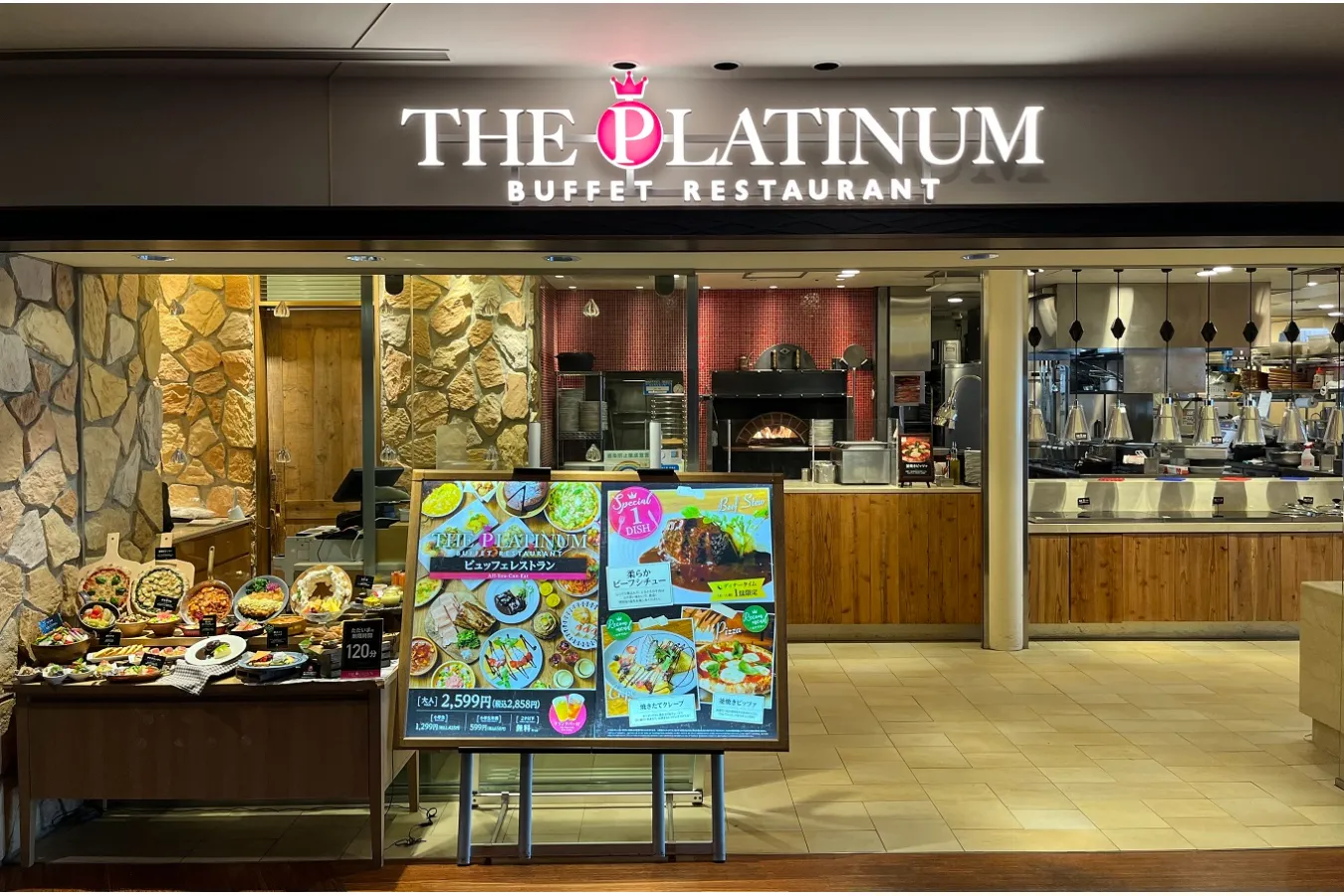 ▲98席という店内には大きな窓があり、窓から差し込む陽光が明るく開放的な雰囲気。夜は眼前に広がる夜景を眺めながら食事を楽しめる