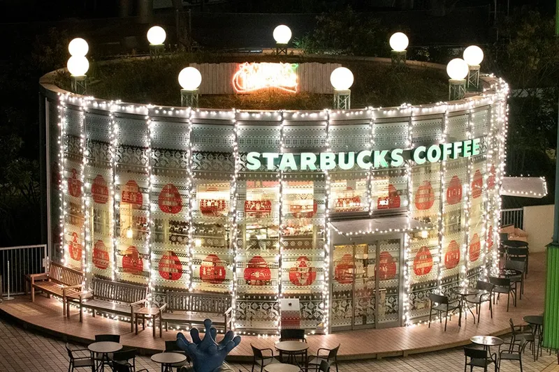 見逃さないで！スタバ“初”の限定イルミが、クリスマスケーキみたいで可愛い！