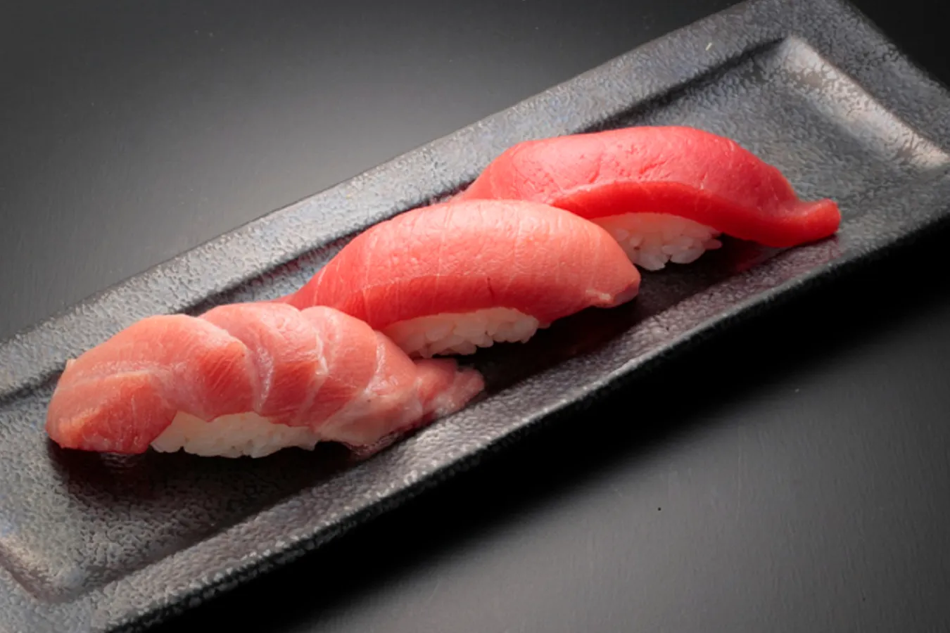 ▲「本まぐろ3貫セット（赤身、中とろ、大とろ）」（1,100円）