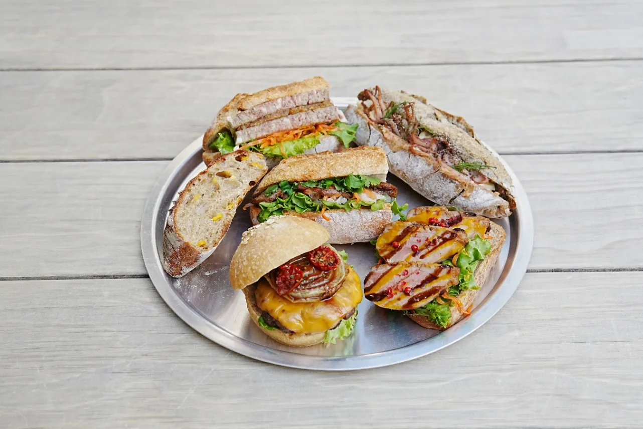 “伝説の機内食を再現”をテーマにしたパン屋「アルザス エール」池袋駅前に移転オープン_2415595