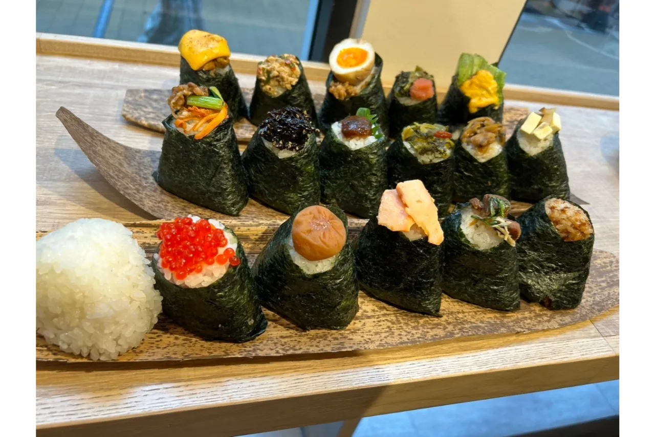 握らない”おにぎり専門店「鎌倉山米店×うなぎの寝床」ミカン下北にオープン