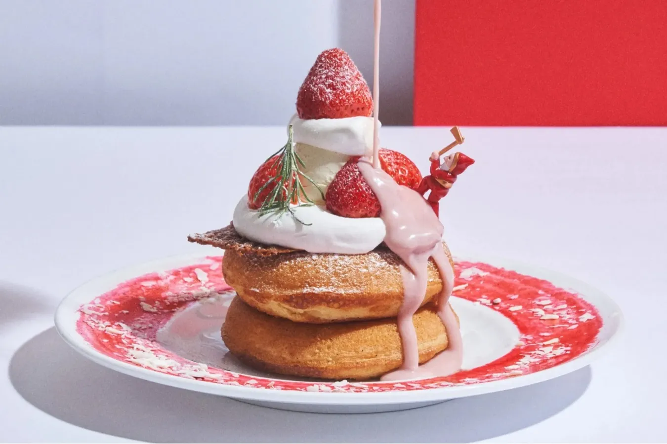 ▲「エアリーチーズクリームと発酵“生”バターのクリスマスパンケーキ いちごミルキーソース」