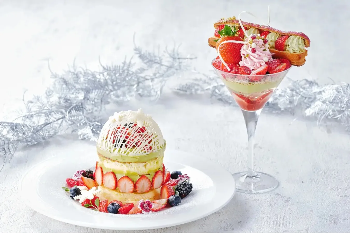 ▲左：「いちごのスノードームパンケーキ」、右：「いちごとピスタチオのクリスマスパフェ」
