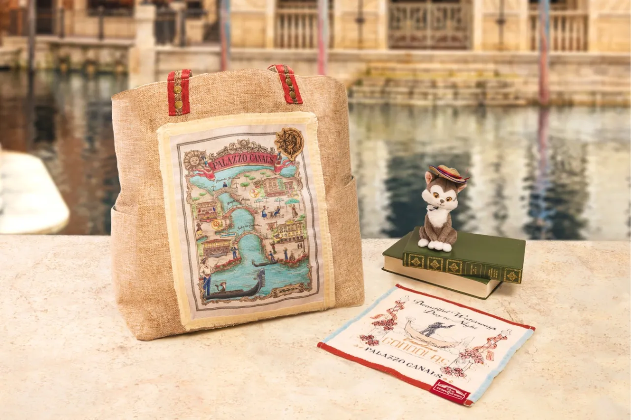 ▲「トートバッグ」（5,500円）、「ぬいぐるみバッジ」（2,500円）、「ミニタオル」（1,200円）（C）Disney