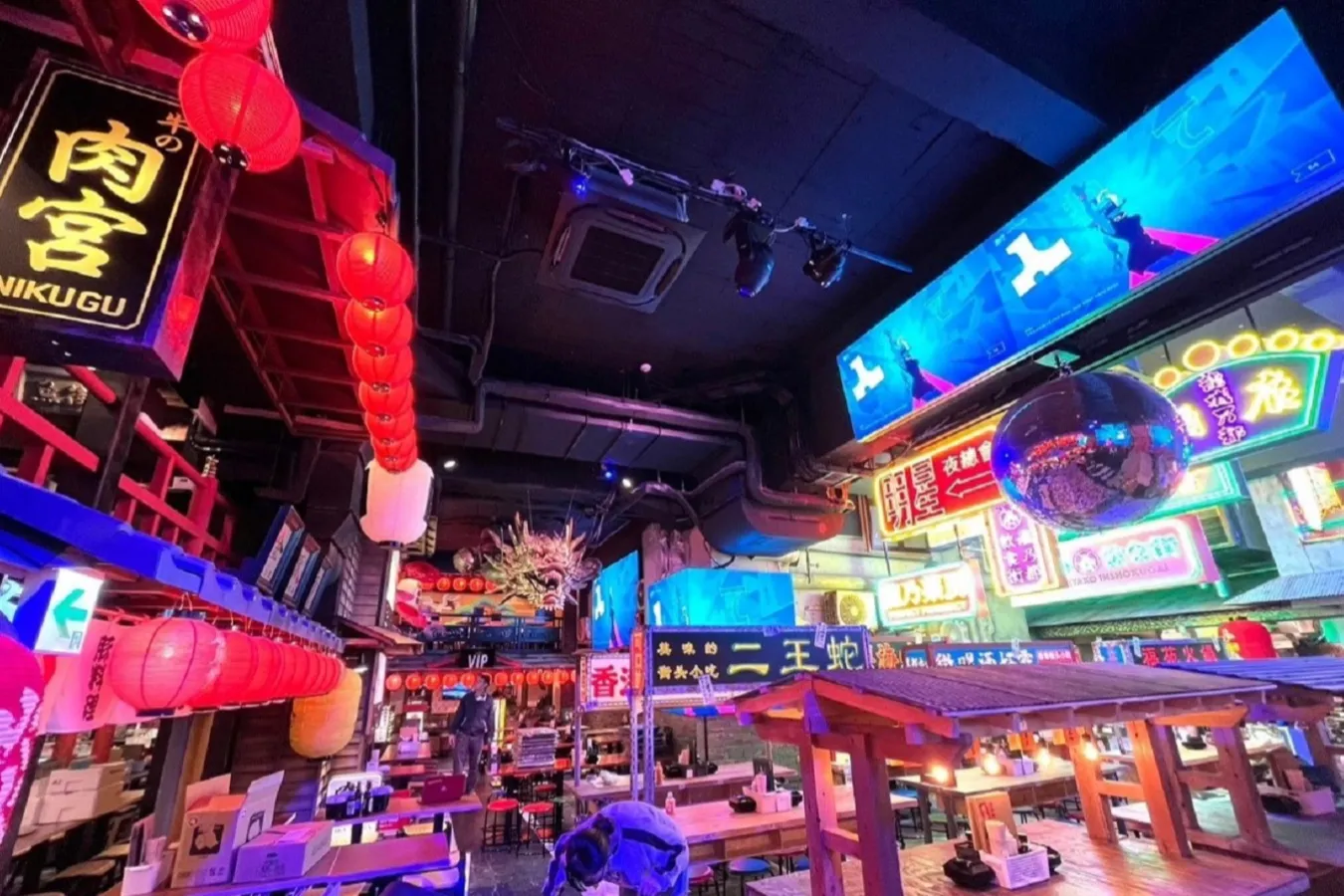 ▲地下1階。1階と地下1階を合わせた席数はおよそ1,000席。各階ごとで他店のメニューを出前できる