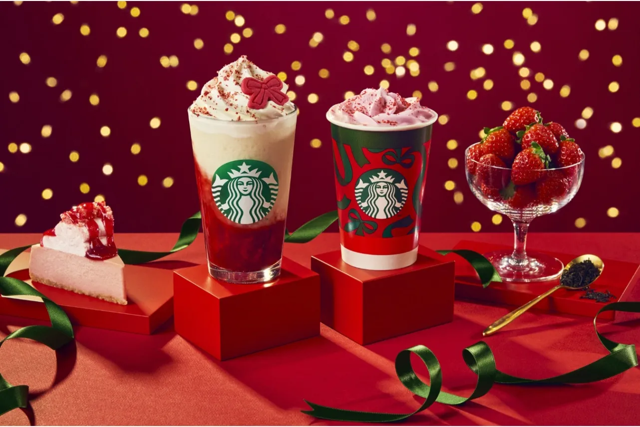 ▲左から「ストロベリー & ジョイフルメドレー ティー フラペチーノ®」「ストロベリー ムース & ジョイフルメドレー ティー ラテ」