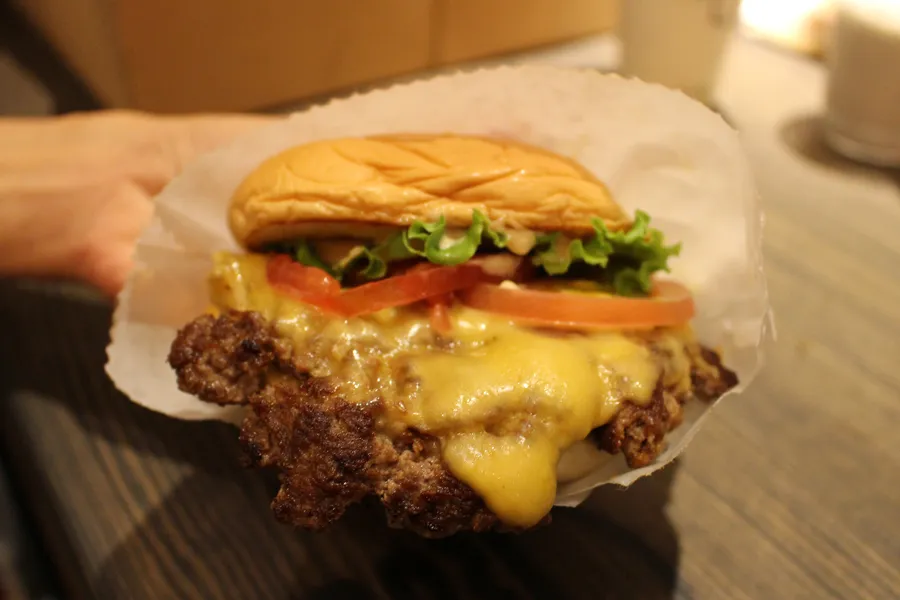 【実食】9/22オープン！行列バーガーShake Shack東京国際フォーラム店で肉厚ジューシーパテを堪能！