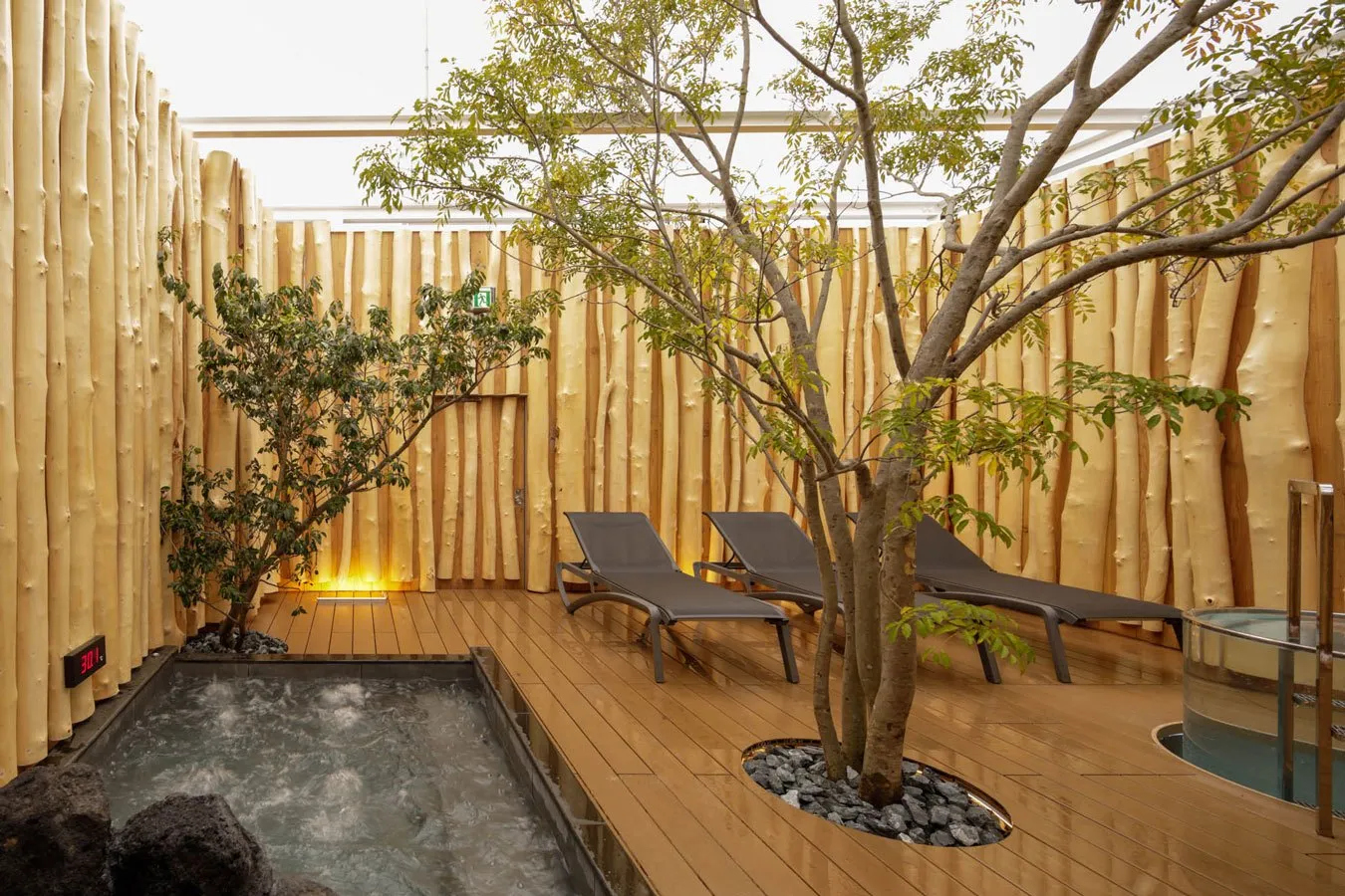 ▲露天ジャグジー　写真提供：かるまる 池袋（Photo by Nacasa & Partners）