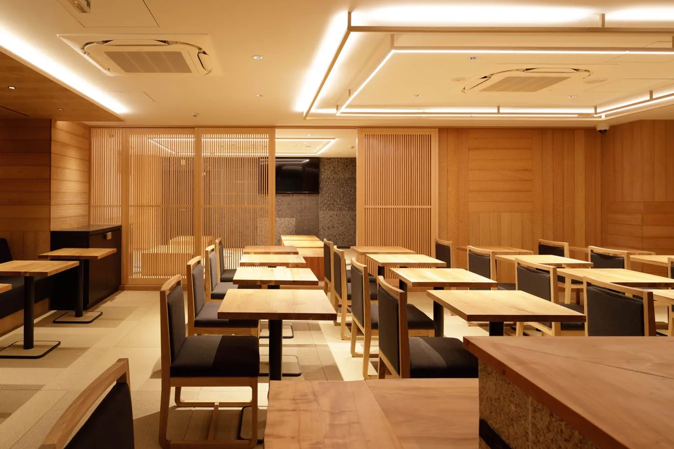 ▲お食事処　写真提供：かるまる 池袋（Photo by Nacasa & Partners）