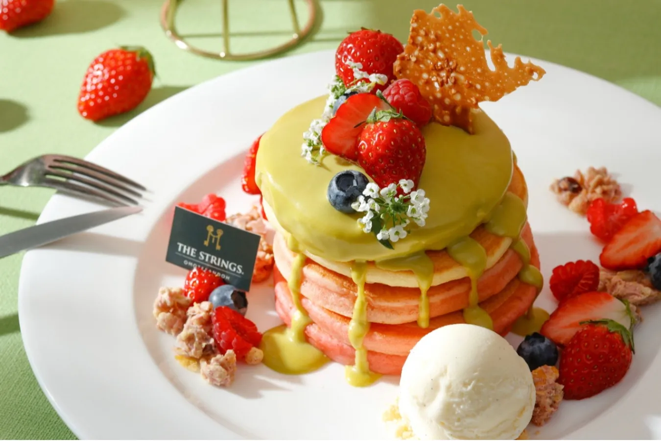 ▲「ストロベリー&ピスタチオ ファンタジーグラデーションパンケーキ」