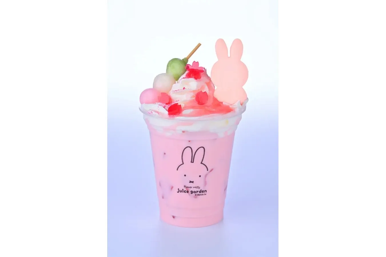 ▲「フラワーミッフィー お花見さくらストロベリーラテ」
Illustrations Dick Bruna(C)copyright Mercis bv,1953-2025　www.miffy.com