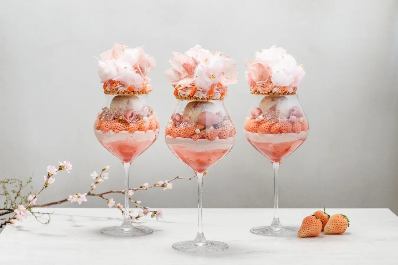 ▲「白イチゴ淡雪の桜パフェ」