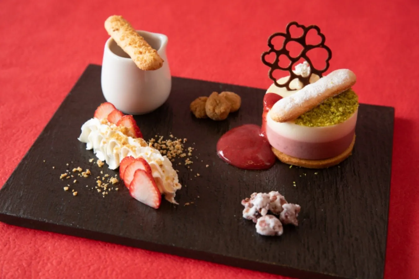 ▲「苺のチーズケーキ　ピスタチオのサブレを添えて」