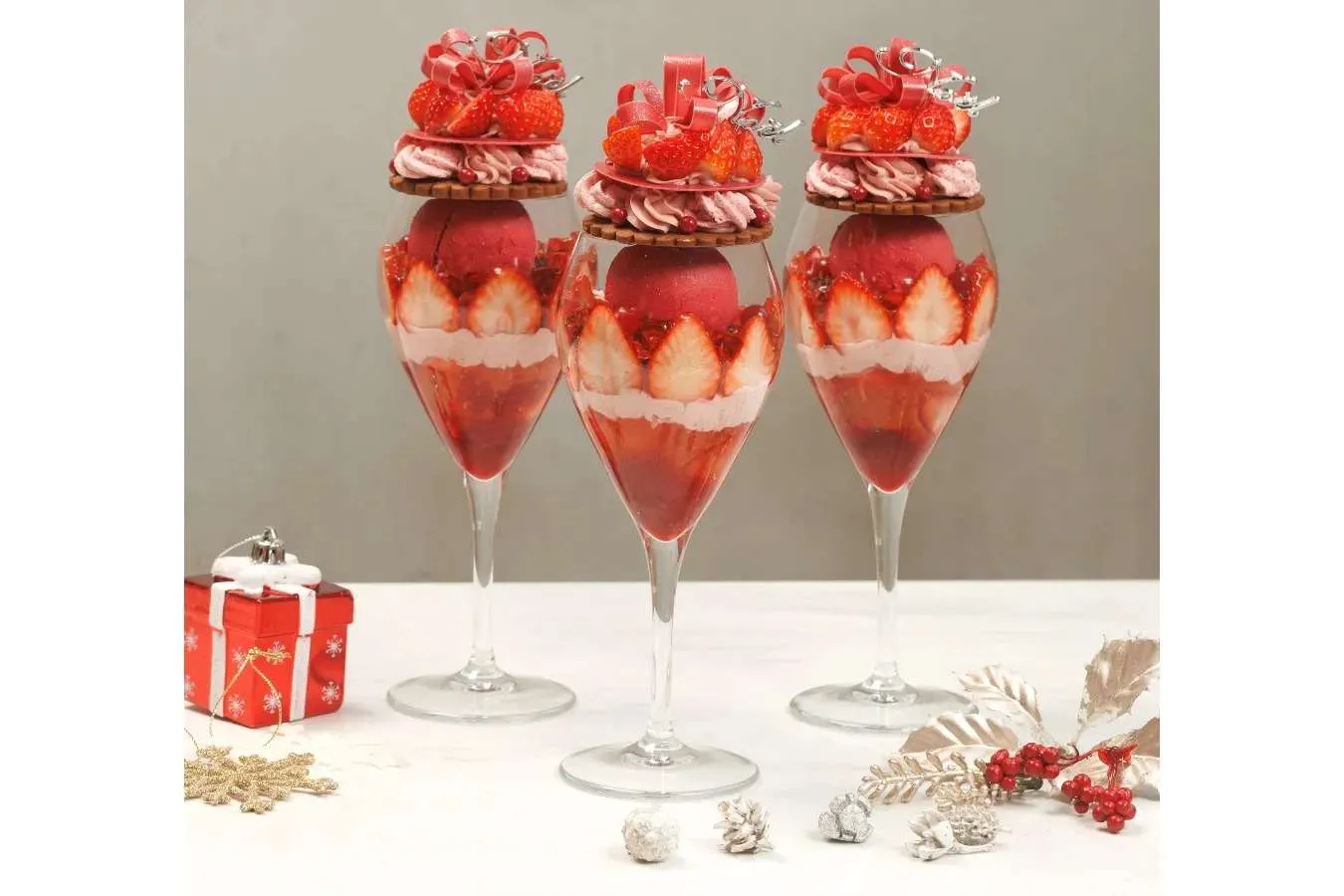 ▲「苺とローズのパフェ」