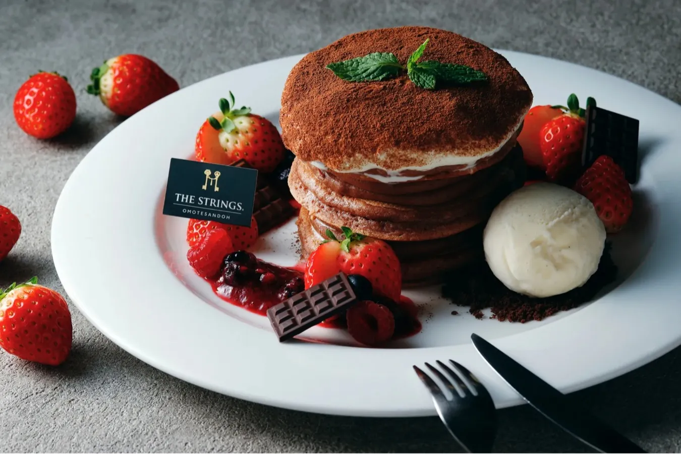 ▲「とろっと濃厚！溢れる ストロベリー&ティラミスショコラパンケーキ」