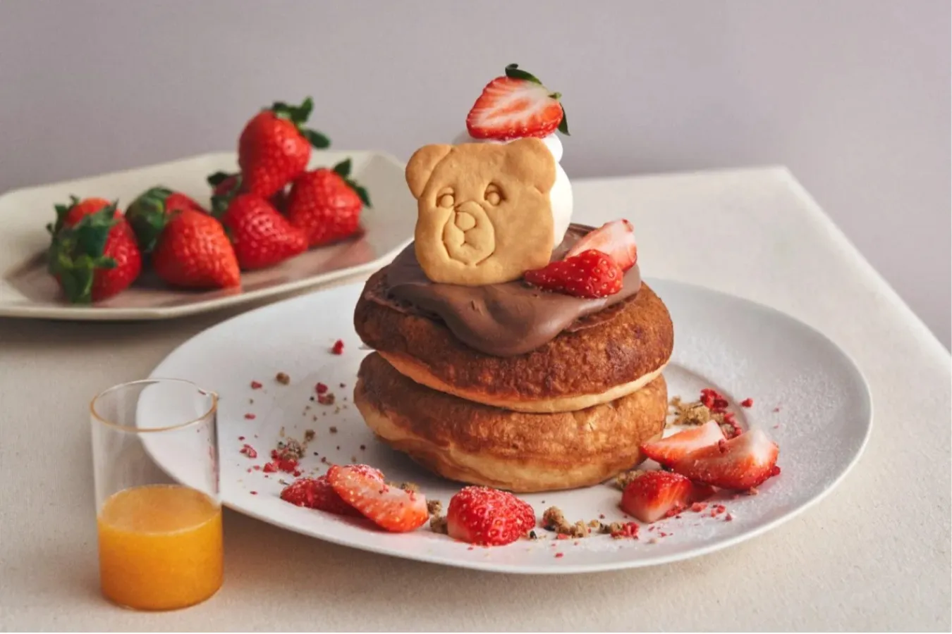 ▲「“くまちゃん”クッキーとアールグレイショコラのバレンタインパンケーキ オレンジソース」