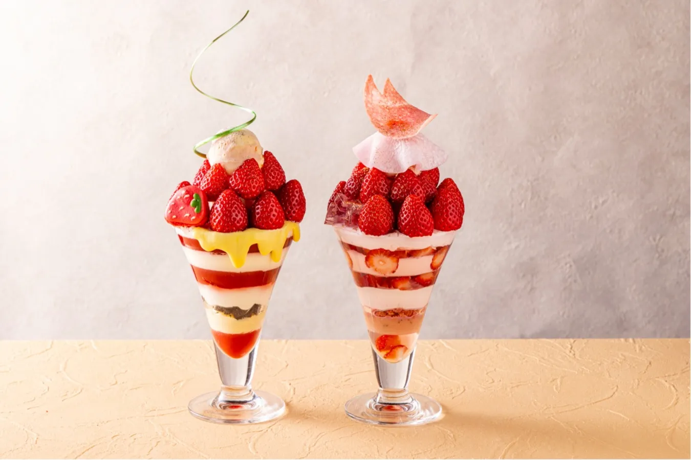 ▲左から「ストロベリーチーズパフェ」「さくらいちごパフェ」