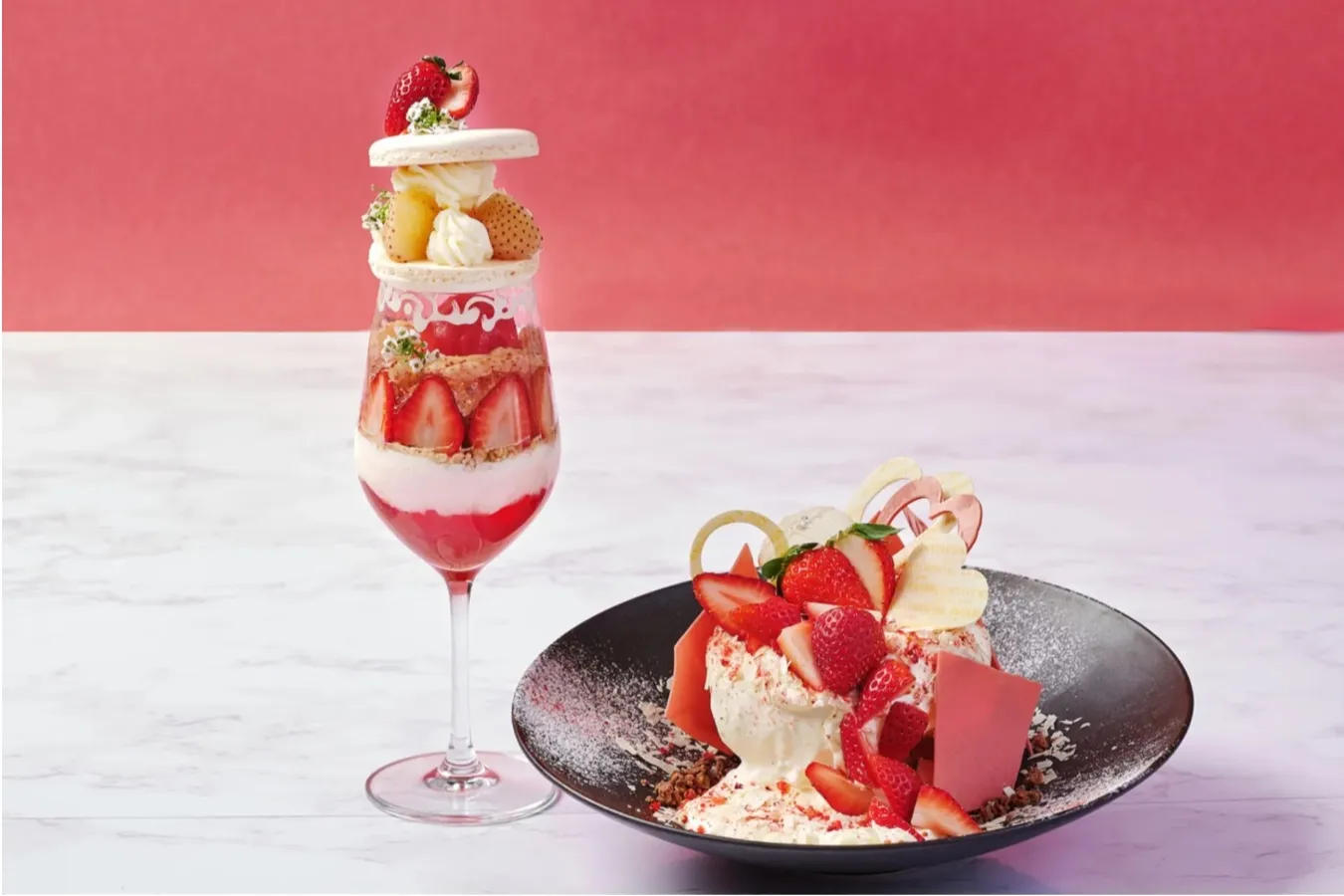 ▲左から「白いちごのマカロンパフェ」、「いちごティラミスパンケーキ」