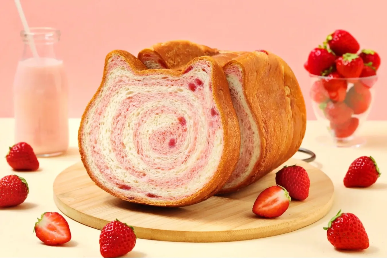 ▲「ねこねこ食パン いちご牛乳」