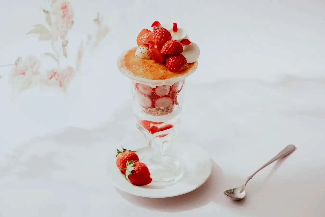 ▲「季節のブリュレパフェ 苺の誘惑」