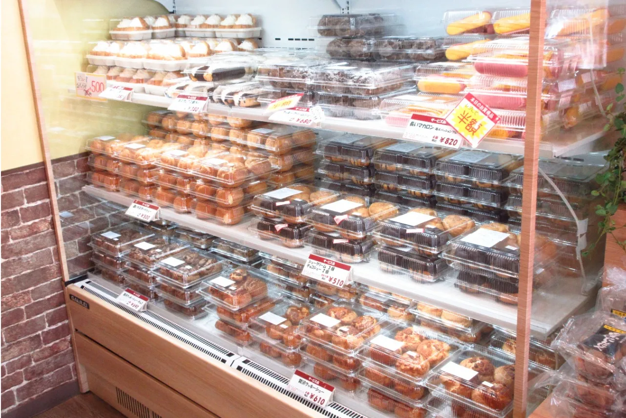 ▲アウトレットショーケース　写真提供：ヨネザワ製菓株式会社