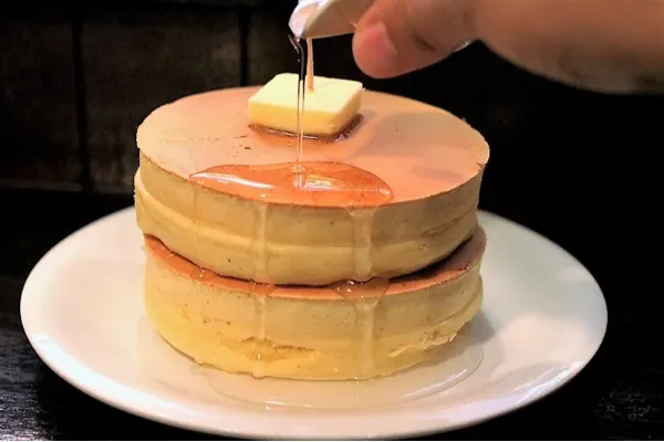 銅版で焼く極厚ホットケーキが話題！錦糸町のレトロ喫茶「ニット」へ