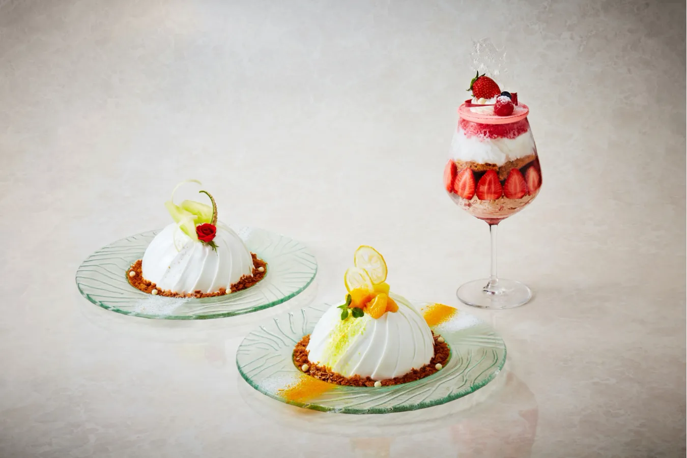 ▲「スノードームケーキ」ミルクメロン（左）、レモン（中央）、「スノーパフェ」ストロベリー（右）