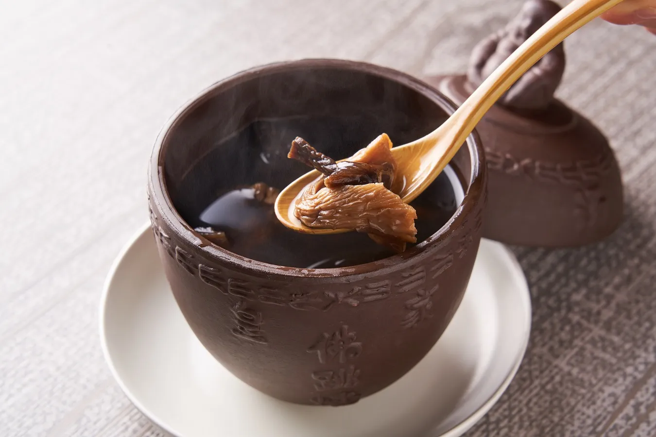 ▲「薬膳スープ」。セイヨウトウキやキバナオウギなどの生薬が入っている