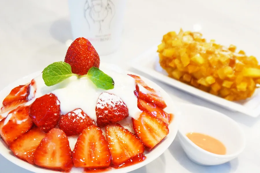 ふわっふわかき氷にびよ～んと伸びるチーズドッグも！最新韓国グルメを求めて女子が集まるカフェって？