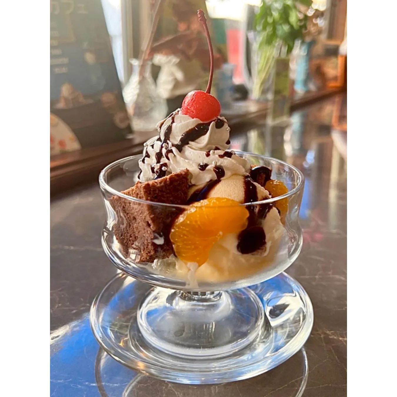 ▲画像提供：喫茶深海
「チョコレートサンデー」(700円）※トッピングは日替わり