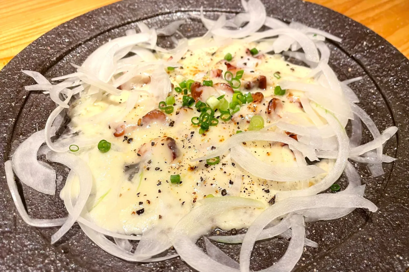 ▲「たことチーズの陶板焼き」（1,628円）