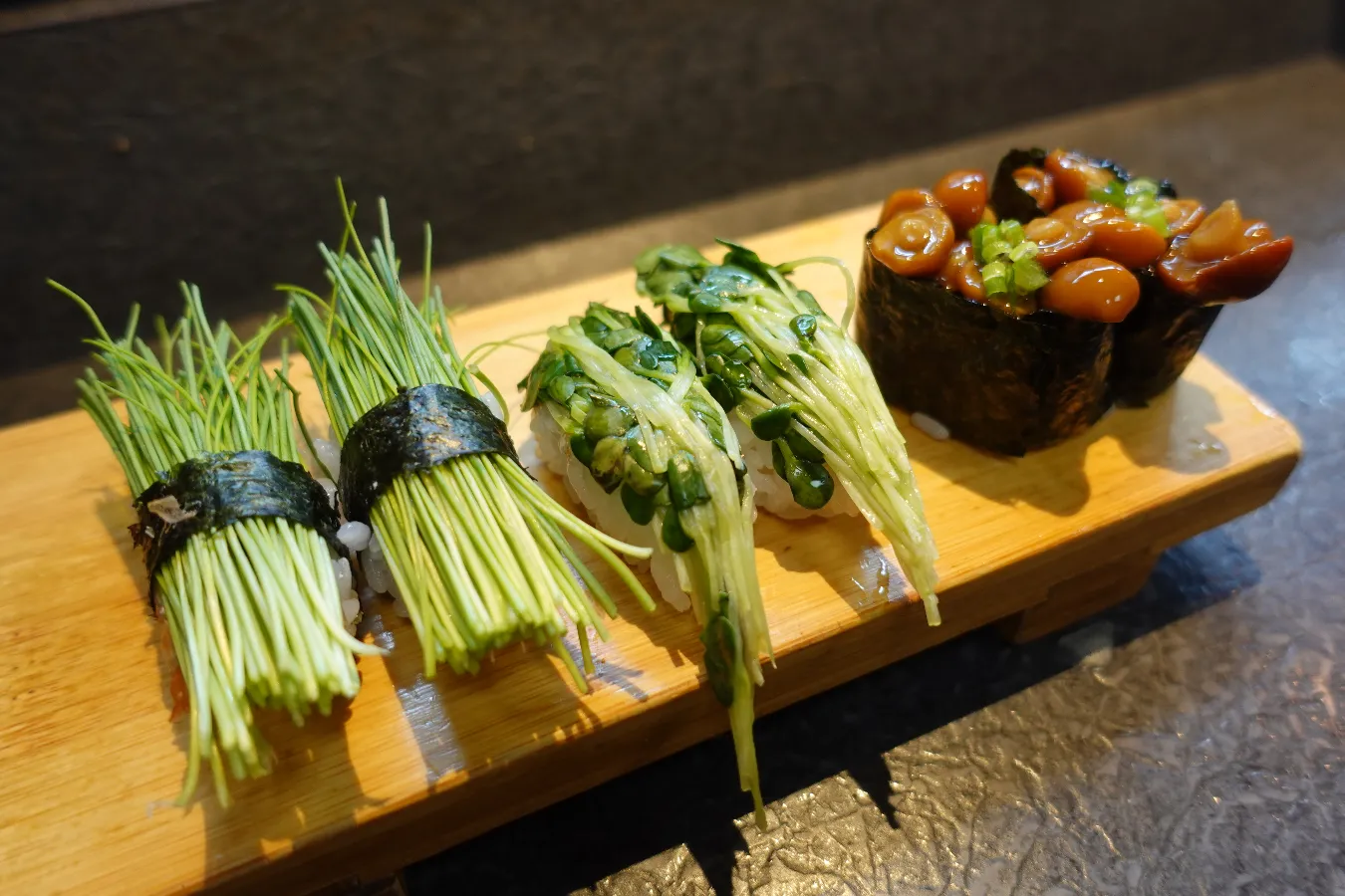 ▲左から、芽ネギ、カイワレの昆布締め、なめこ軍艦