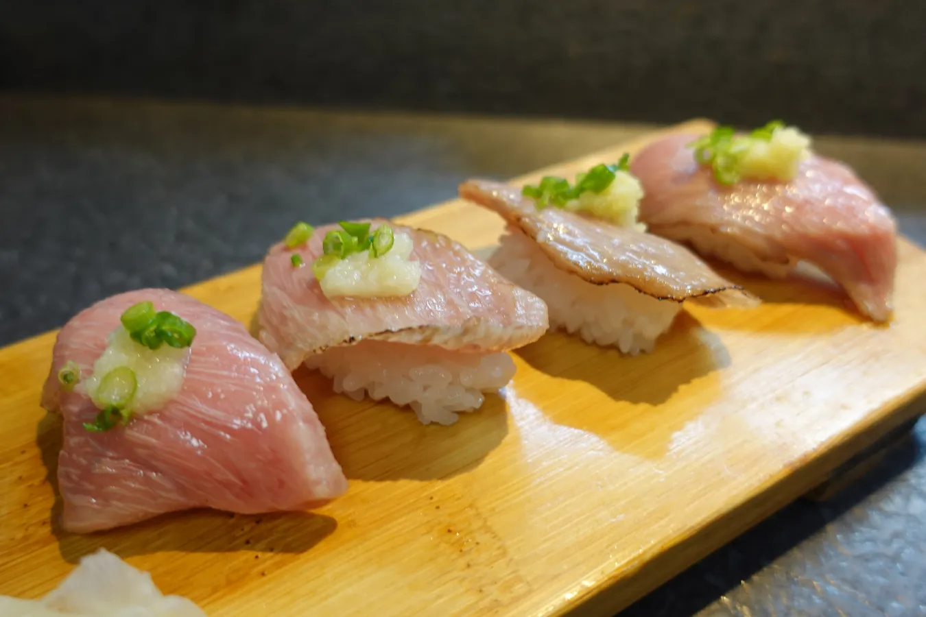 ▲「ミスジ炙りの寿司」（320円）も絶品。肉もちゃんと美味しいのがすごいです