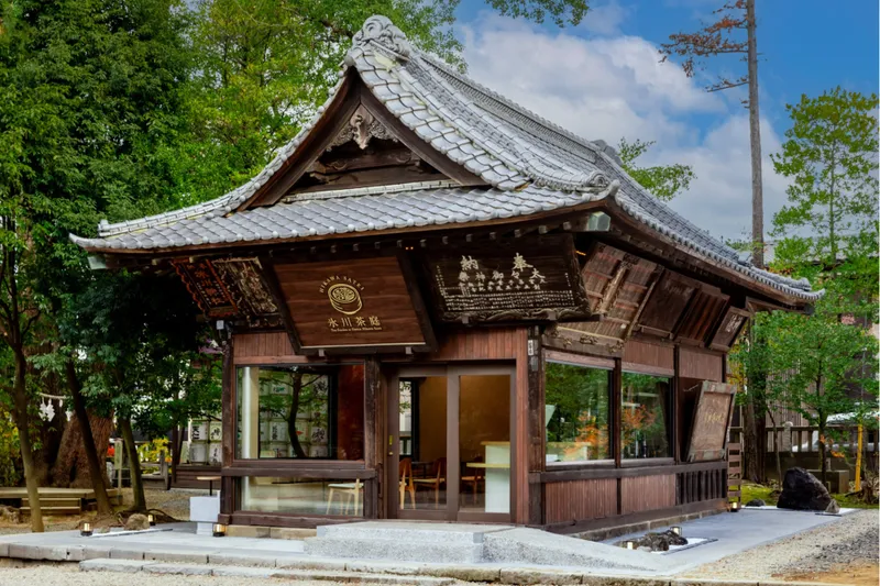 大宮の「武蔵一宮氷川神社」境内にお休み処がオープン！神紋入りの白どらやきも