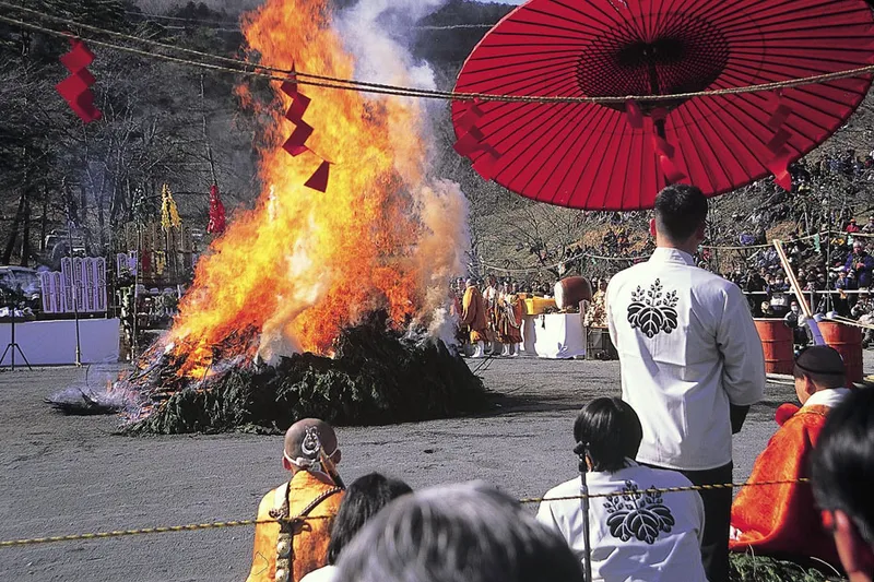 東京近郊の3月お祭りまとめ！迫力満点の火渡りに深大寺の「だるま市」など