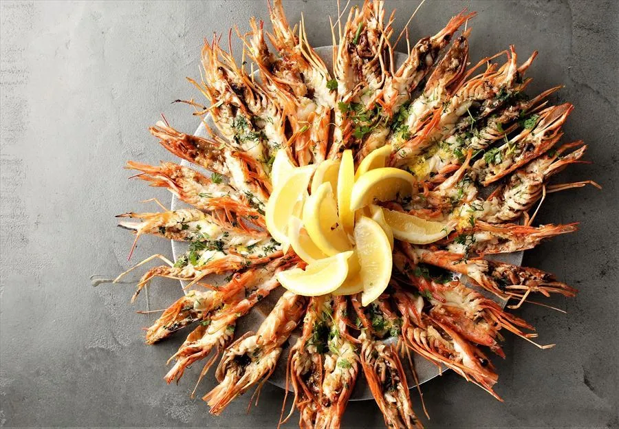 食べる手が止まらない！一番人気の「海老のグリル」が名物の、スペインバルが超楽しい