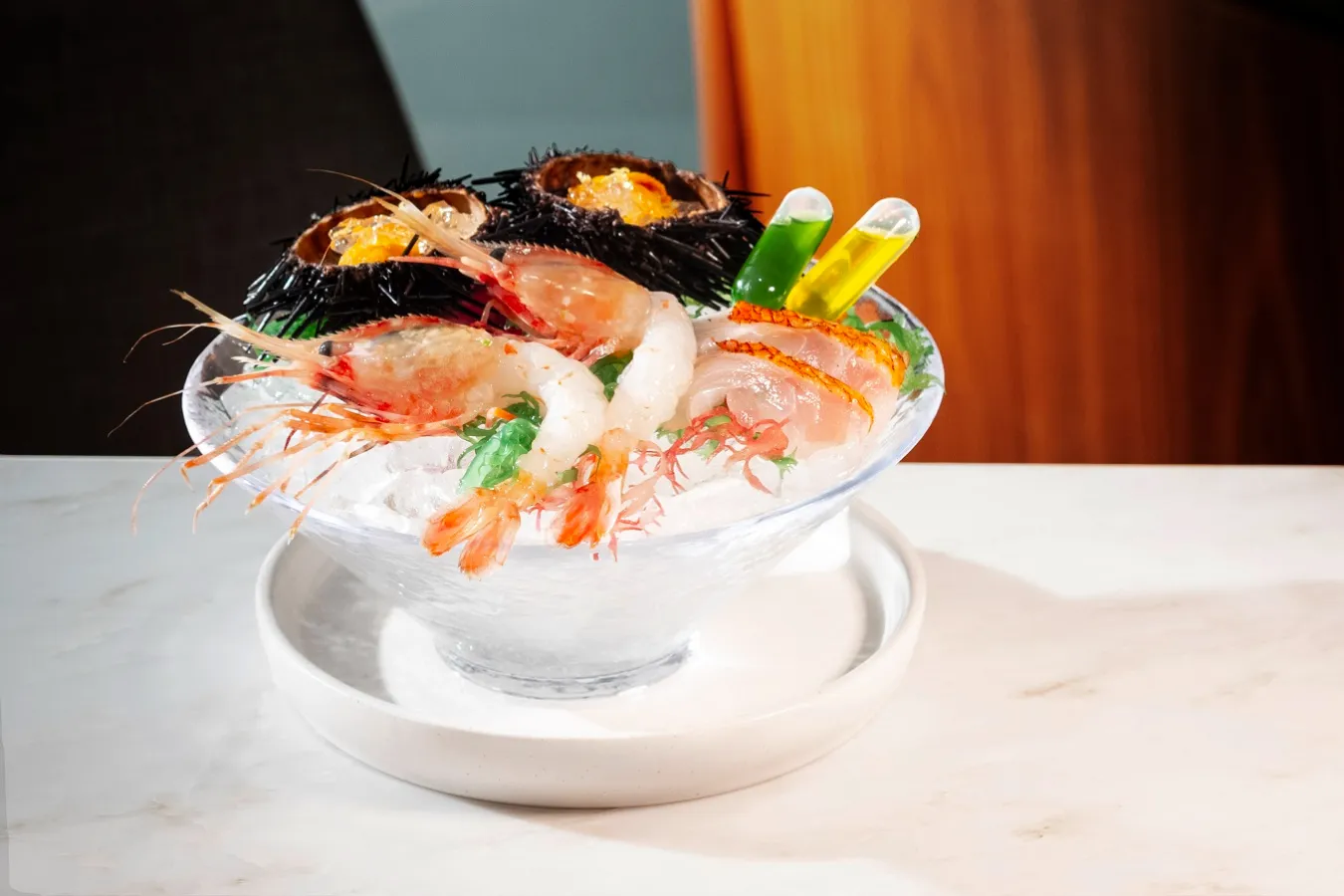 ▲「クルードミスト​」（3,080円）。豊洲市場から仕入れた新鮮な海鮮に氷を敷いたシーフードプラッターで提供。オリーブオイルとバジルのモダンイタリアンな味付け