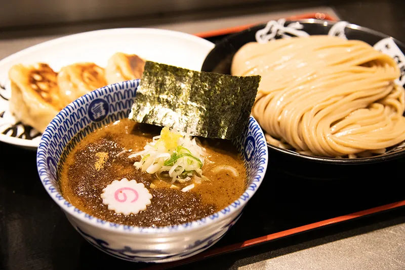 「中華蕎麦とみ田」の直系店に朝から食べられる濃厚つけめんまで！行列のできる都内のラーメン店4選