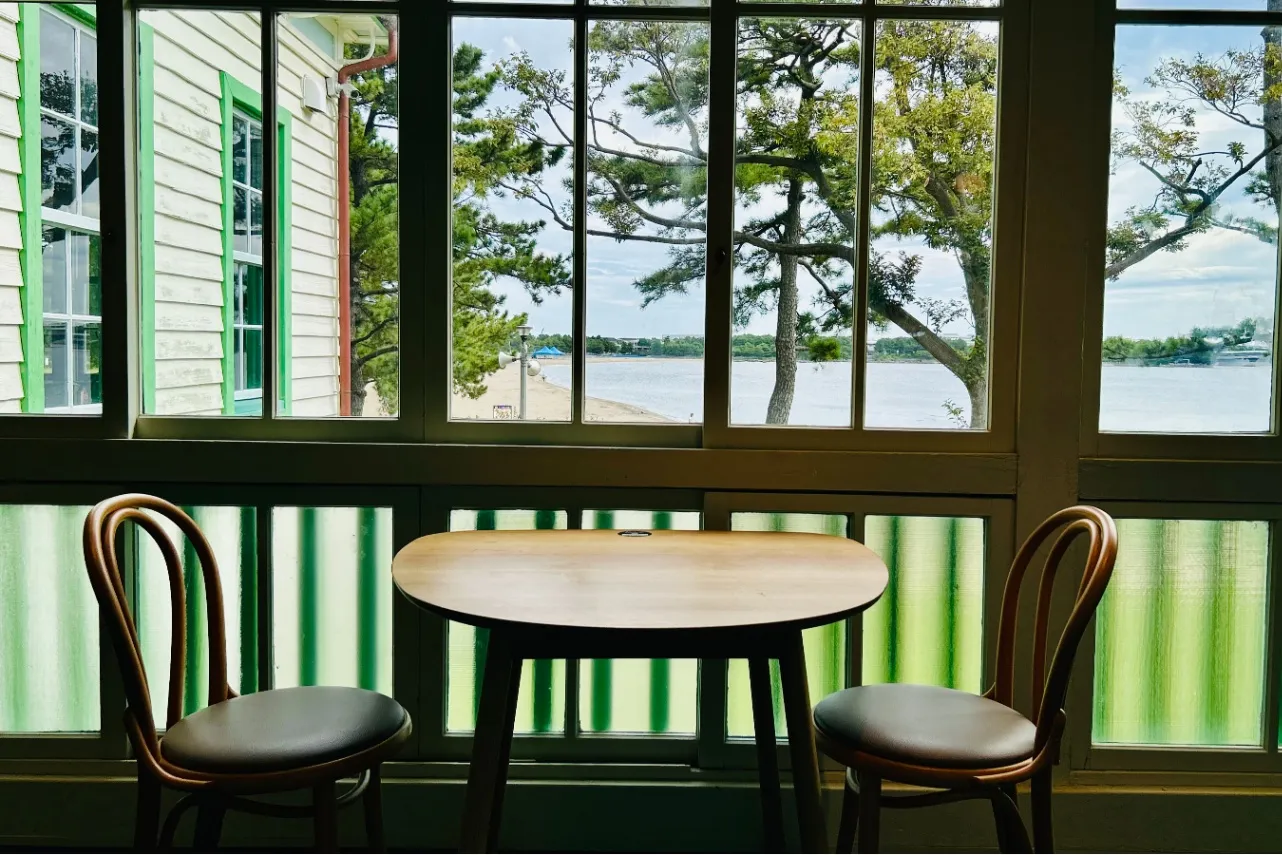 ▲「スターバックス コーヒー 横浜海の公園店」内観