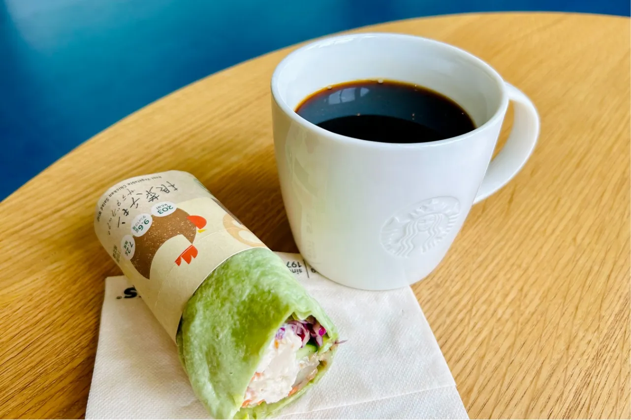 ▲左から「根菜チキン サラダラップ」（460円）、「ブリュード コーヒー」（トール440円）