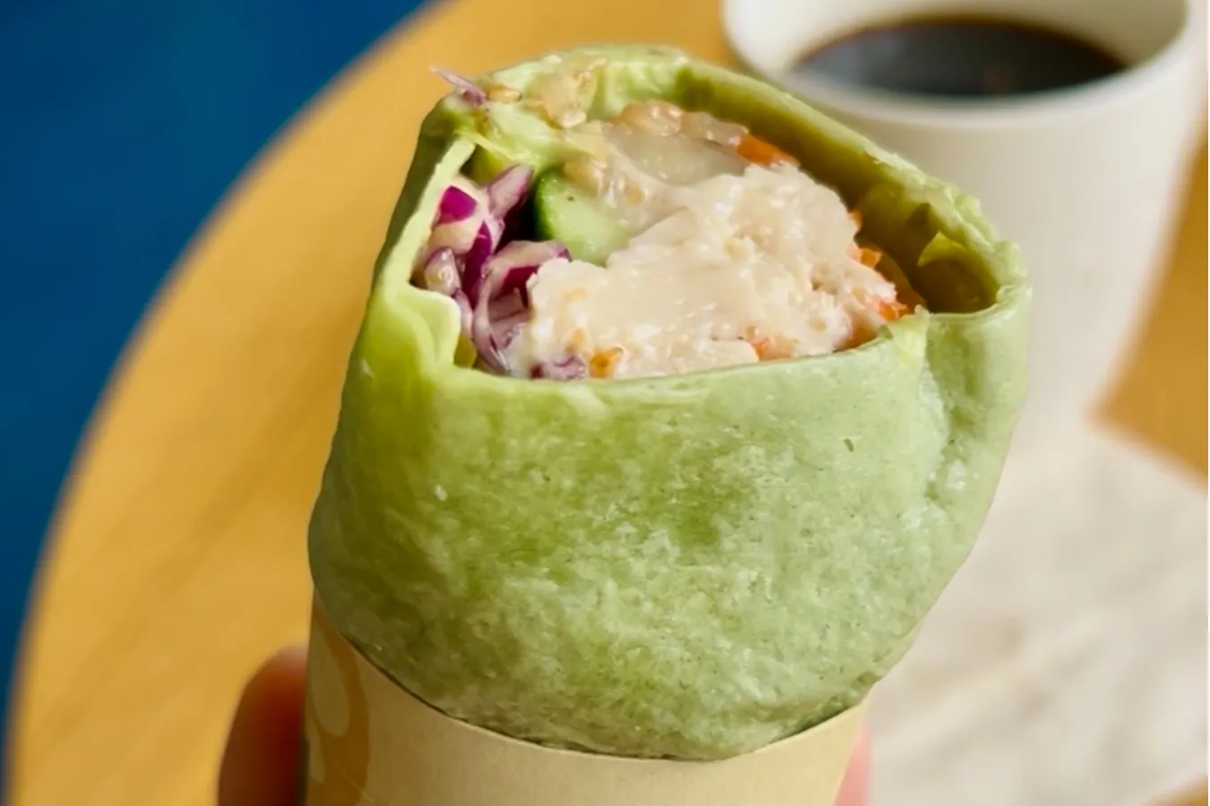 ▲「根菜チキン サラダラップ」