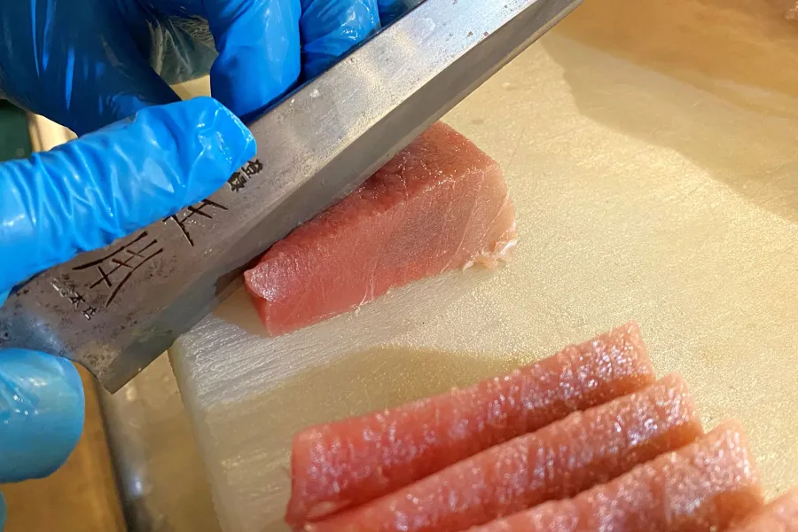 山盛りマグロがドーン！浅草橋「たいこ茶屋」のお刺身食べ放題ランチが、おさかなパラダイスだった_1643344