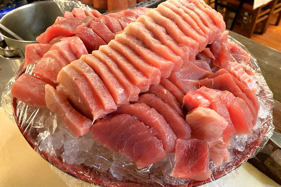 山盛りマグロがドーン！浅草橋「たいこ茶屋」のお刺身食べ放題ランチが、おさかなパラダイスだった_1643345