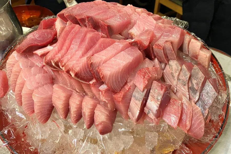 山盛りマグロがドーン！浅草橋「たいこ茶屋」のお刺身食べ放題ランチが