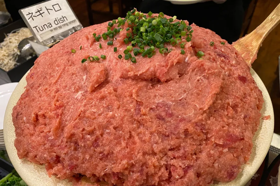 山盛りマグロがドーン！浅草橋「たいこ茶屋」のお刺身食べ放題ランチが、おさかなパラダイスだった_1643348
