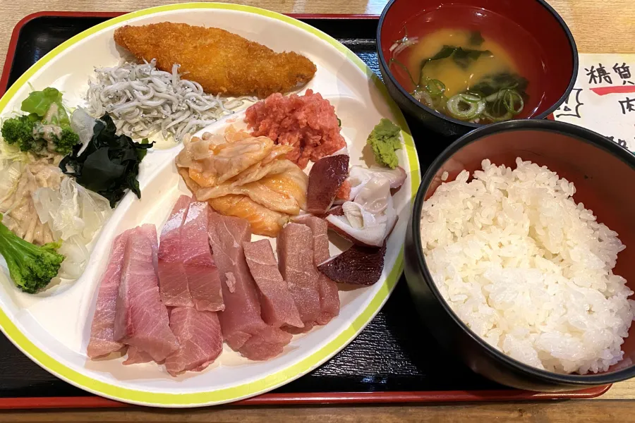 山盛りマグロがドーン！浅草橋「たいこ茶屋」のお刺身食べ放題ランチが、おさかなパラダイスだった_1643349