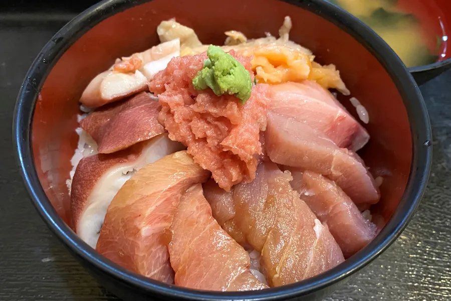 山盛りマグロがドーン!浅草橋「たいこ茶屋」のお刺身食べ放題ランチが、おさかなパラダイスだった_1643353