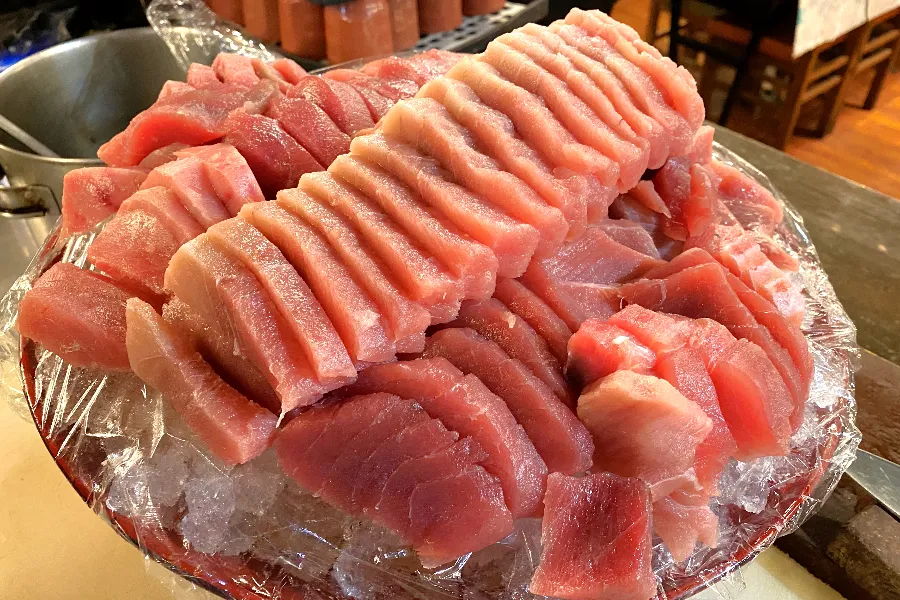 山盛りマグロがドーン！浅草橋「たいこ茶屋」のお刺身食べ放題ランチが、おさかなパラダイスだった